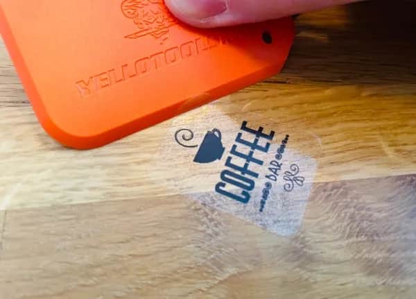 Skuteczne sposoby na to, czym usunąć naklejki z mebli bez uszkodzeń