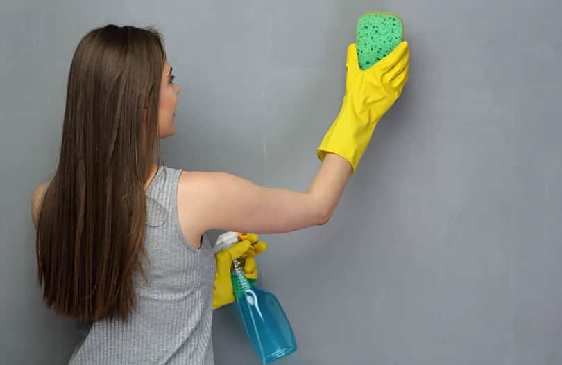 Czym umyć ściany przed malowaniem, aby uniknąć smug i zacieków?