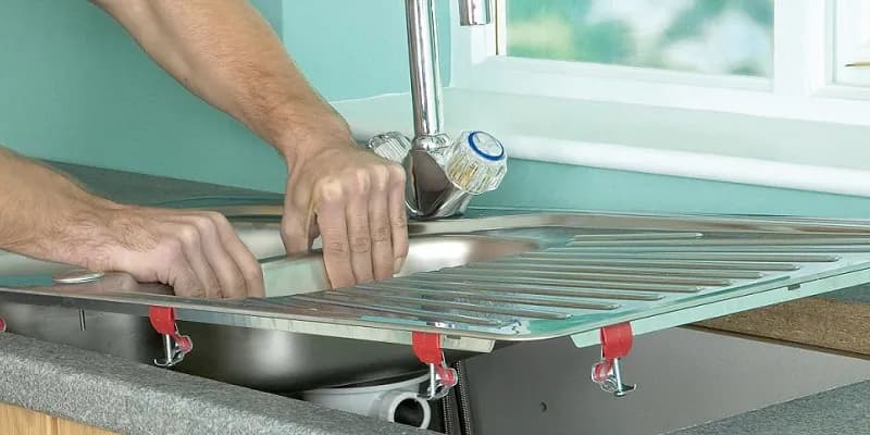 Jak zamocować zlew do szafki: 9 kroków do perfekcyjnego montażu