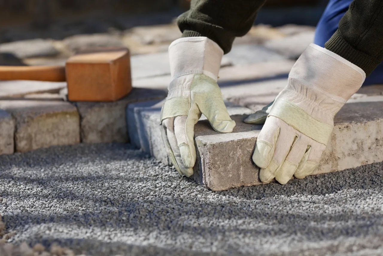 Jak ułożyć kostkę brukową na starym betonie - poradnik krok po kroku