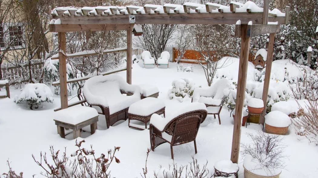 Meble rattanowe na mrozie: Czy przetrwają zimę na zewnątrz?