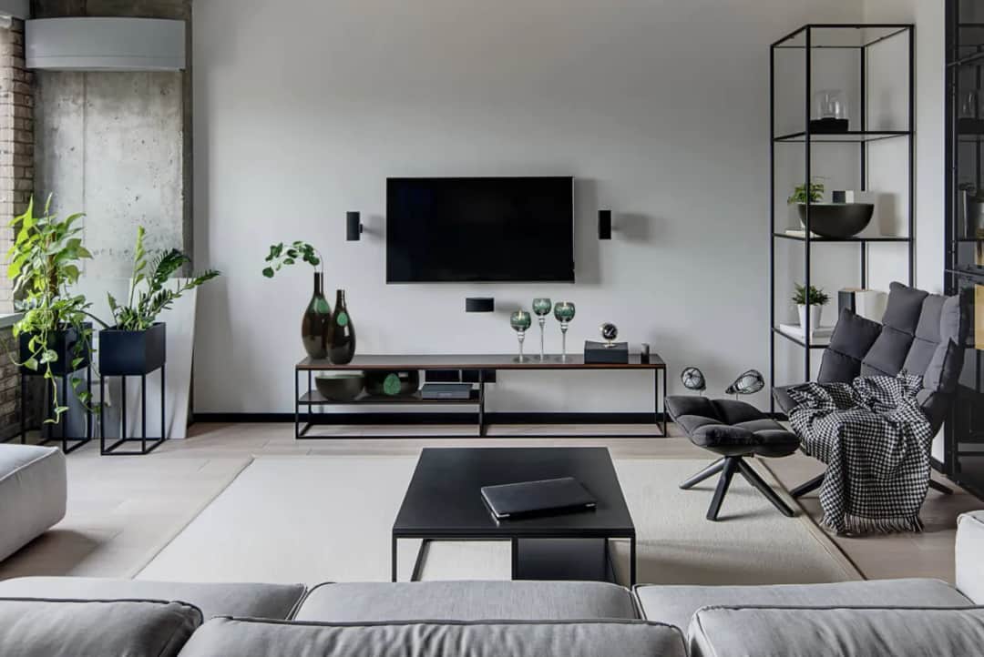 Co postawić na szafce pod telewizorem, aby zyskać stylową przestrzeń?