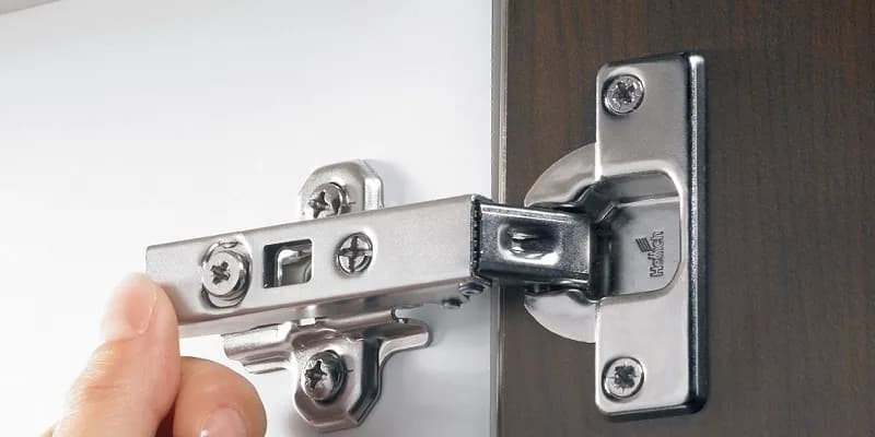 Jak ustawić zawiasy w szafce, aby uniknąć opadających drzwi i nierówności