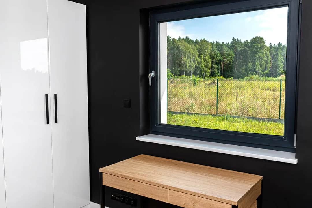 Jakie parapety do antracytowych okien? Idealne materiały i kolory do wyboru Jakie parapety do antracytowych okien? Idealne materiały i kolory do wyboru