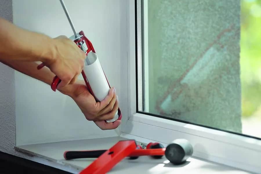 Jaki silikon do parapetów wewnętrznych zapewni trwałość i estetykę?