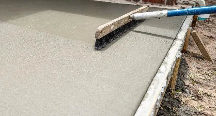 Jaki beton na balkon - kluczowe informacje o wytrzymałości i właściwościach