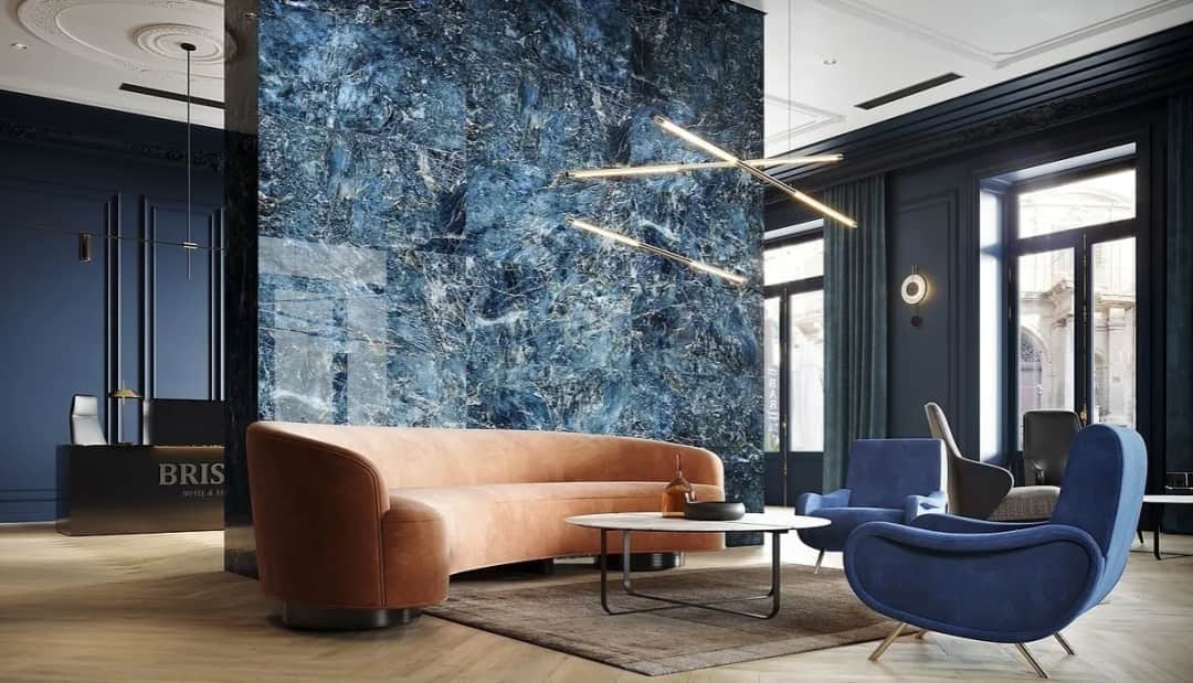 Jak łączyć granatową ścianę w salonie? Kolory i dodatki, które zachwycą