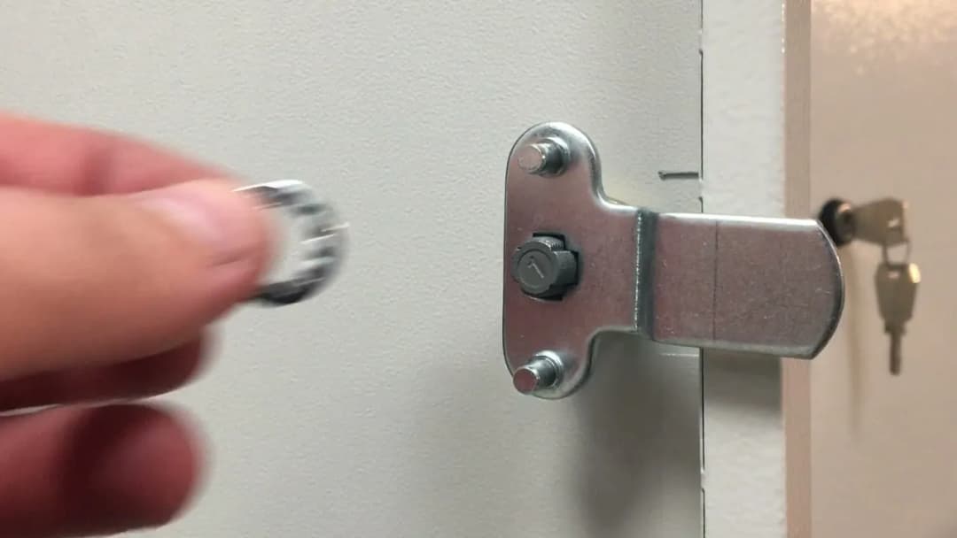 Jak otworzyć stary zamek w szafce bez uszkodzenia mebla i stresu