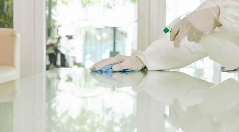 Czym myć białe meble: 7 skutecznych metod i środków czyszczenia Czym myć białe meble: 7 skutecznych metod i środków czyszczenia