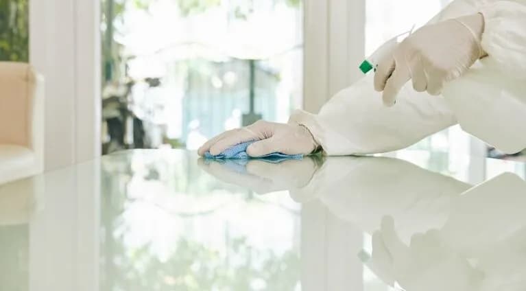 Czym myć białe meble: 7 skutecznych metod i środków czyszczenia