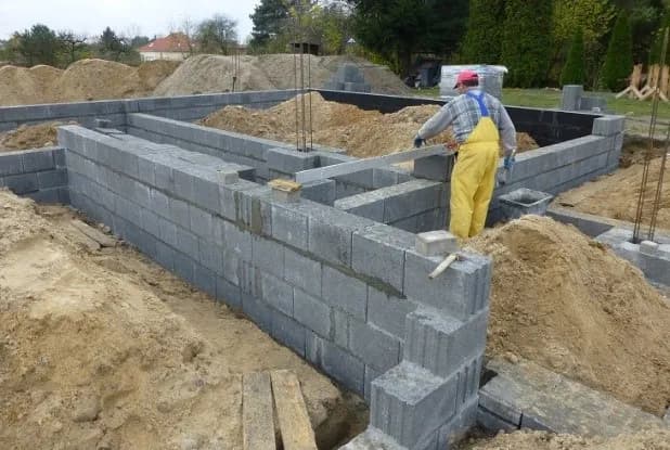 Jaki cement do murowania bloczków betonowych? Kluczowe informacje i porady