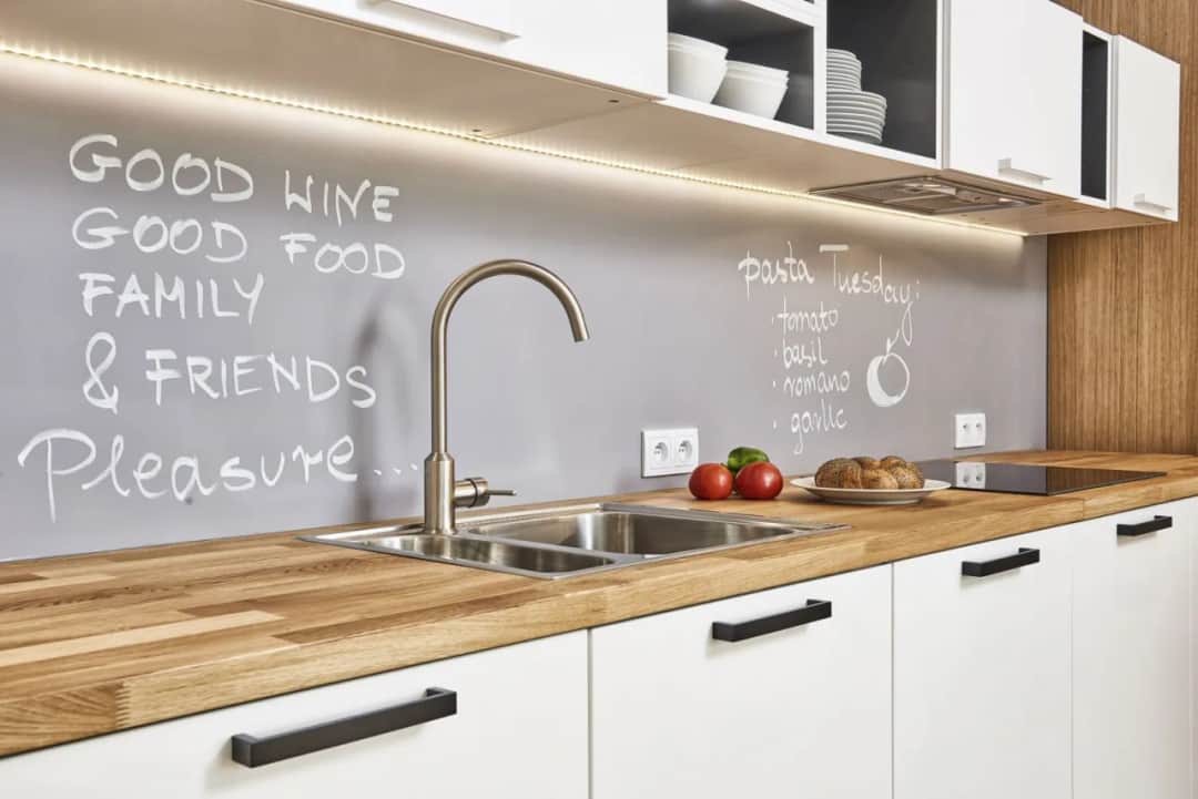 Co na ściany w kuchni zamiast płytek? 8 alternatyw, które zaskoczą Ciebie